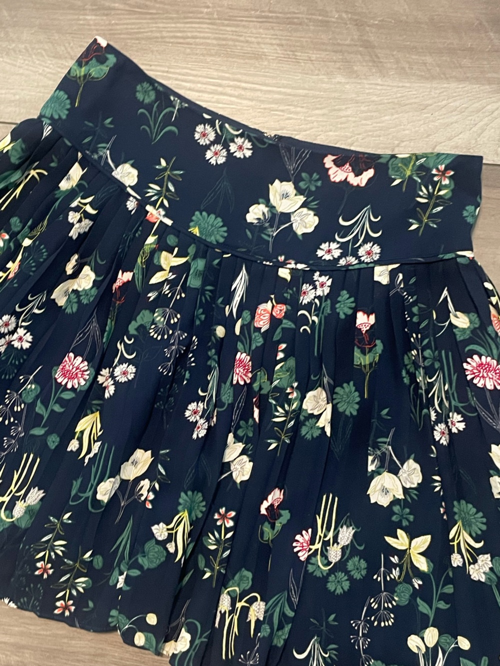 Ann Taylor LOFT Valley Floral Pleated Skirt Size 4 - Picture 4 of 9